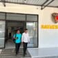 Dua guru SMK Kesehatan Nusantara Pamekasan keluar dari Kantor Satreskrim Polres Pamekasan usai diperiksa oleh penyidik. (LAILIYATUN NURIYAH/PAMEKASAN)