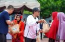 Kantor Imigrasi Kelas II Non TPI Pamekasan, Muttaqin mendampingi Bupati Pamekasan Dr. KH. Kholilurrahman menyerahkan sembako usai kegiatan BERSAPDA 2026. (ISTIMEWA)