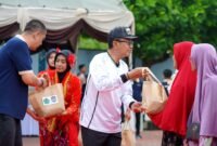 Kantor Imigrasi Kelas II Non TPI Pamekasan, Muttaqin mendampingi Bupati Pamekasan Dr. KH. Kholilurrahman menyerahkan sembako usai kegiatan BERSAPDA 2026. (ISTIMEWA)
