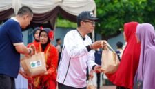 Kantor Imigrasi Kelas II Non TPI Pamekasan, Muttaqin mendampingi Bupati Pamekasan Dr. KH. Kholilurrahman menyerahkan sembako usai kegiatan BERSAPDA 2026. (ISTIMEWA)