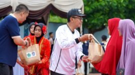 Kantor Imigrasi Kelas II Non TPI Pamekasan, Muttaqin mendampingi Bupati Pamekasan Dr. KH. Kholilurrahman menyerahkan sembako usai kegiatan BERSAPDA 2026. (ISTIMEWA)