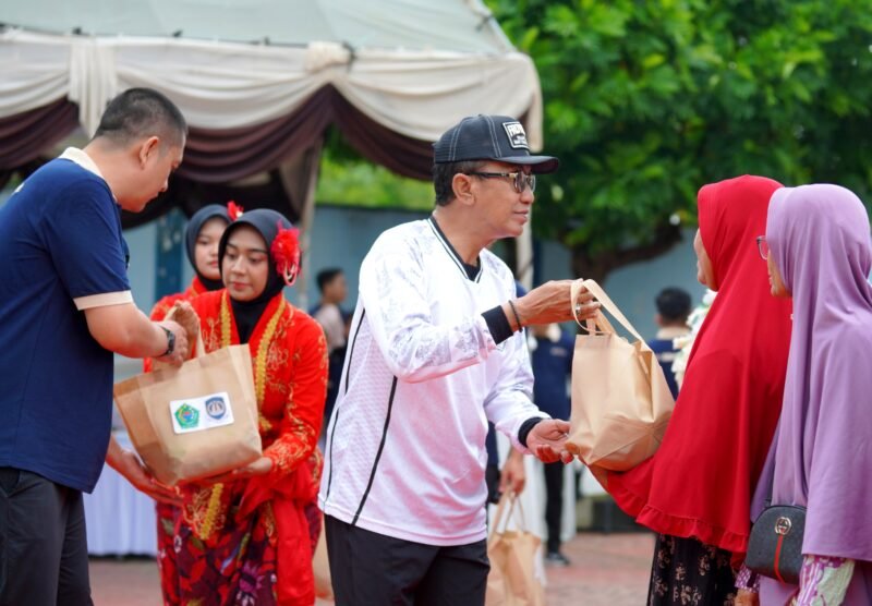 Kantor Imigrasi Kelas II Non TPI Pamekasan, Muttaqin mendampingi Bupati Pamekasan Dr. KH. Kholilurrahman menyerahkan sembako usai kegiatan BERSAPDA 2026. (ISTIMEWA)