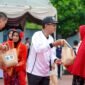 Kantor Imigrasi Kelas II Non TPI Pamekasan, Muttaqin mendampingi Bupati Pamekasan Dr. KH. Kholilurrahman menyerahkan sembako usai kegiatan BERSAPDA 2026. (ISTIMEWA)
