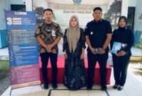 Petugas Kantor Imigrasi Kelas II Non TPI Pamekasan foto bersama warga di Kecamatan Tanah Merah, Bangkalan. (ISTIMEWA)
