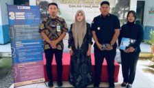 Petugas Kantor Imigrasi Kelas II Non TPI Pamekasan foto bersama warga di Kecamatan Tanah Merah, Bangkalan. (ISTIMEWA)