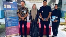 Petugas Kantor Imigrasi Kelas II Non TPI Pamekasan foto bersama warga di Kecamatan Tanah Merah, Bangkalan. (ISTIMEWA)