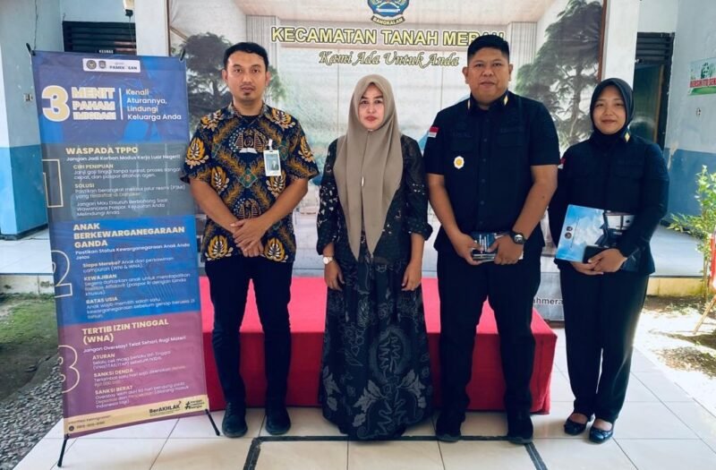 Petugas Kantor Imigrasi Kelas II Non TPI Pamekasan foto bersama warga di Kecamatan Tanah Merah, Bangkalan. (ISTIMEWA)