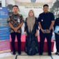 Petugas Kantor Imigrasi Kelas II Non TPI Pamekasan foto bersama warga di Kecamatan Tanah Merah, Bangkalan. (ISTIMEWA)