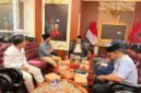 Pengurus Lakpesdam PCNU Sumenep berdiskusi dengan Ketua DPRD Sumenep, H. Zainal Arifin di ruang kerjanya. (ISTIMEWA)