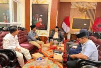 Pengurus Lakpesdam PCNU Sumenep berdiskusi dengan Ketua DPRD Sumenep, H. Zainal Arifin di ruang kerjanya. (ISTIMEWA)
