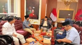 Pengurus Lakpesdam PCNU Sumenep berdiskusi dengan Ketua DPRD Sumenep, H. Zainal Arifin di ruang kerjanya. (ISTIMEWA)