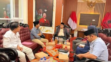 Pengurus Lakpesdam PCNU Sumenep berdiskusi dengan Ketua DPRD Sumenep, H. Zainal Arifin di ruang kerjanya. (ISTIMEWA)