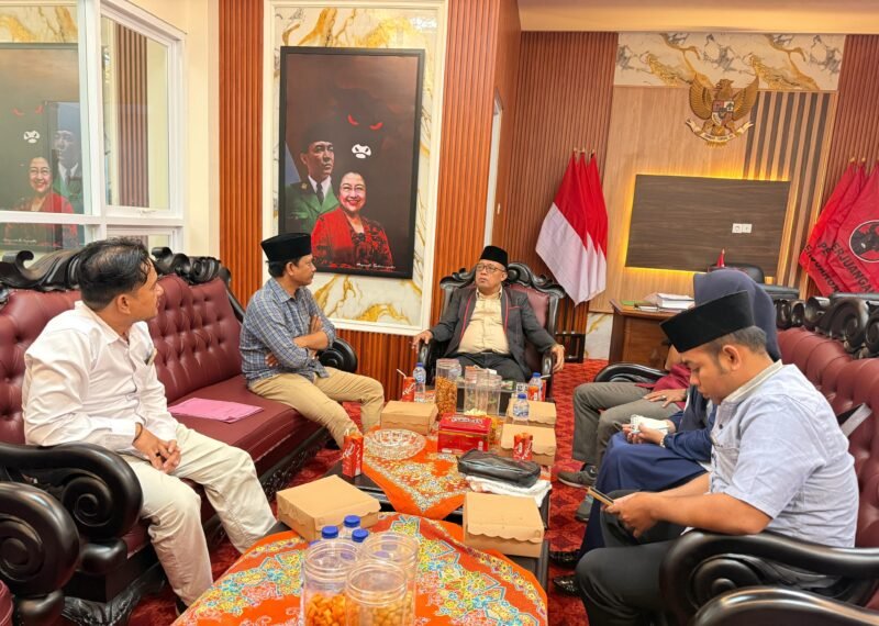 Pengurus Lakpesdam PCNU Sumenep berdiskusi dengan Ketua DPRD Sumenep, H. Zainal Arifin di ruang kerjanya. (ISTIMEWA)