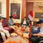 Pengurus Lakpesdam PCNU Sumenep berdiskusi dengan Ketua DPRD Sumenep, H. Zainal Arifin di ruang kerjanya. (ISTIMEWA)