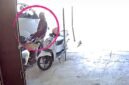 Terduga pelaku pencurian sepeda motor saat melancarkan aksinya di kawasan Ruko Teja, Kabupaten Pamekasan, Selasa (16/6/2026).