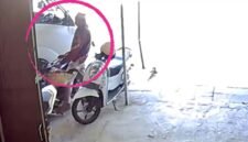 Terduga pelaku pencurian sepeda motor saat melancarkan aksinya di kawasan Ruko Teja, Kabupaten Pamekasan, Selasa (16/6/2026).
