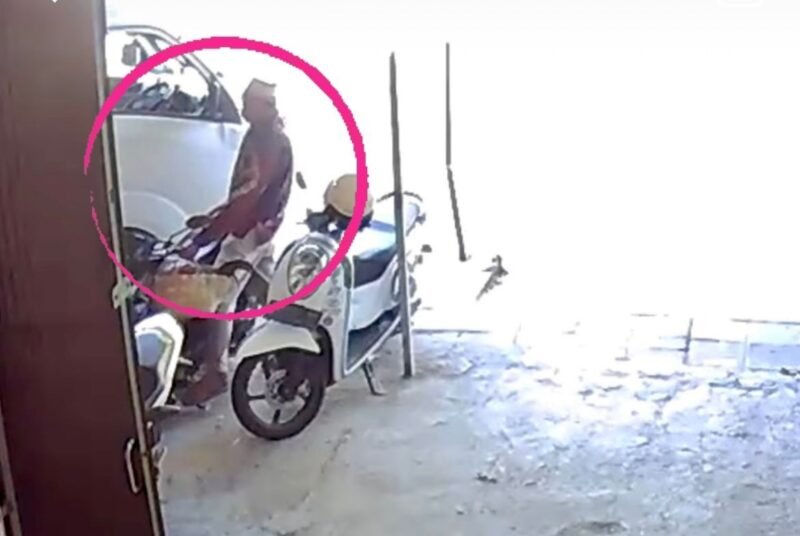 Terduga pelaku pencurian sepeda motor saat melancarkan aksinya di kawasan Ruko Teja, Kabupaten Pamekasan, Selasa (16/6/2026).