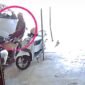 Terduga pelaku pencurian sepeda motor saat melancarkan aksinya di kawasan Ruko Teja, Kabupaten Pamekasan, Selasa (16/6/2026).