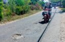 Pengendara melintas di Jl. Raya Nyalaran, Kelurahan Kowel, Pamekasan (LAILIYATUN NURIYAH/KLIK MADURA).