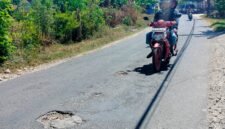 Pengendara melintas di Jl. Raya Nyalaran, Kelurahan Kowel, Pamekasan (LAILIYATUN NURIYAH/KLIK MADURA).