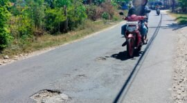 Pengendara melintas di Jl. Raya Nyalaran, Kelurahan Kowel, Pamekasan (LAILIYATUN NURIYAH/KLIK MADURA).