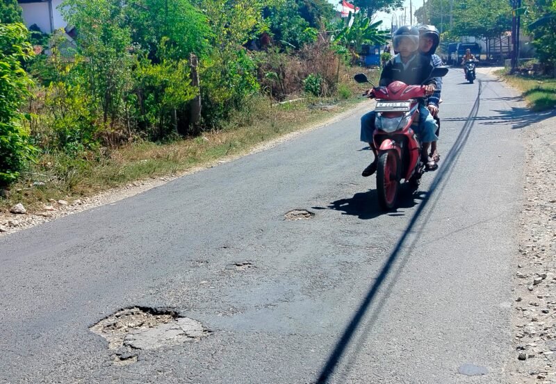 Pengendara melintas di Jl. Raya Nyalaran, Kelurahan Kowel, Pamekasan (LAILIYATUN NURIYAH/KLIK MADURA).