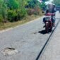 Pengendara melintas di Jl. Raya Nyalaran, Kelurahan Kowel, Pamekasan (LAILIYATUN NURIYAH/KLIK MADURA).