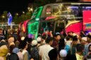 Jamaah haji KBIHU Al-Hilal Pamekasan disambut keluarga saat tiba di Masjid Agung Asy-Syuhada' Pamekasan (LAILIYATUN NURIYAH/KLIK MADURA).