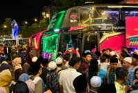 Jamaah haji KBIHU Al-Hilal Pamekasan disambut keluarga saat tiba di Masjid Agung Asy-Syuhada' Pamekasan (LAILIYATUN NURIYAH/KLIK MADURA).
