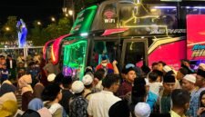 Jamaah haji KBIHU Al-Hilal Pamekasan disambut keluarga saat tiba di Masjid Agung Asy-Syuhada' Pamekasan (LAILIYATUN NURIYAH/KLIK MADURA).