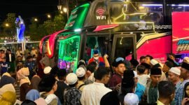 Jamaah haji KBIHU Al-Hilal Pamekasan disambut keluarga saat tiba di Masjid Agung Asy-Syuhada' Pamekasan (LAILIYATUN NURIYAH/KLIK MADURA).