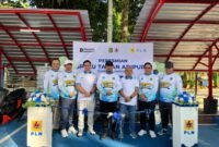Bupati Sumennep, Achmad Fauzi Wongsojudo  bersama jajaran manajemen PLN UID Jawa Timur dan manajemen PLN UP3 Madura, saat peresmian SPKLU di taman adipura, Minggu (21/6/2026).