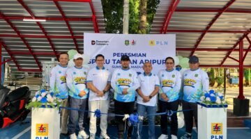 Bupati Sumennep, Achmad Fauzi Wongsojudo  bersama jajaran manajemen PLN UID Jawa Timur dan manajemen PLN UP3 Madura, saat peresmian SPKLU di taman adipura, Minggu (21/6/2026).