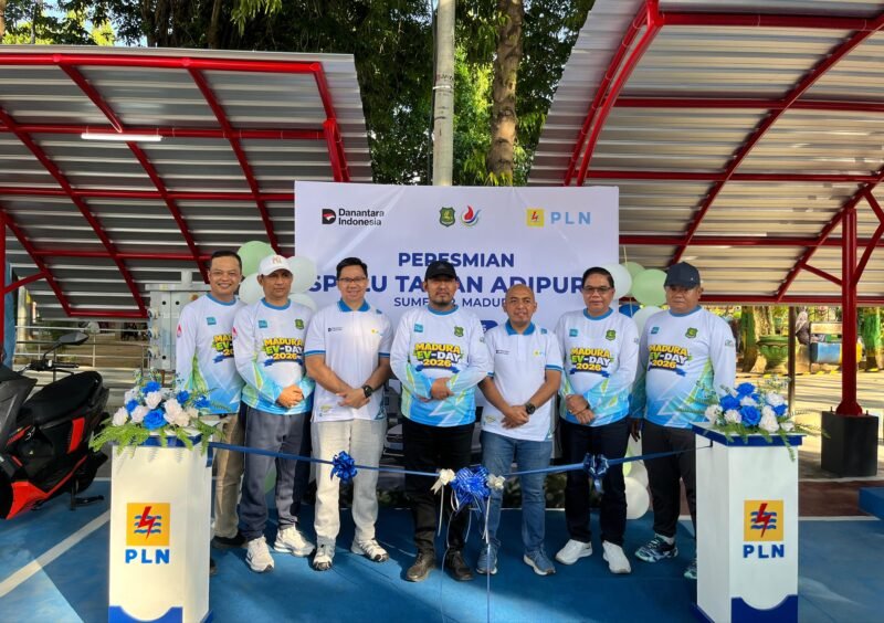 Bupati Sumennep, Achmad Fauzi Wongsojudo bersama jajaran manajemen PLN UID Jawa Timur dan manajemen PLN UP3 Madura, saat peresmian SPKLU di taman adipura, Minggu (21/6/2026).