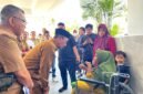 Bupati Pamekasan, KH. Kholilurrahman saat berdialog dengan salah satu pasien RSUD Smart Pamekasan, Senin (22/6/2026).