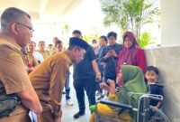 Bupati Pamekasan, KH. Kholilurrahman saat berdialog dengan salah satu pasien RSUD Smart Pamekasan, Senin (22/6/2026).
