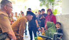 Bupati Pamekasan, KH. Kholilurrahman saat berdialog dengan salah satu pasien RSUD Smart Pamekasan, Senin (22/6/2026).