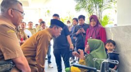 Bupati Pamekasan, KH. Kholilurrahman saat berdialog dengan salah satu pasien RSUD Smart Pamekasan, Senin (22/6/2026).