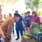 Bupati Pamekasan, KH. Kholilurrahman saat berdialog dengan salah satu pasien RSUD Smart Pamekasan, Senin (22/6/2026).