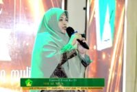 Kepala SDI Al-Munawwarah Pamekasan Ustadzah Dedeh Rosidah saat menyampaikan sambutan (KLIK MADURA).  
