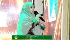 Kepala SDI Al-Munawwarah Pamekasan Ustadzah Dedeh Rosidah saat menyampaikan sambutan (KLIK MADURA).  
