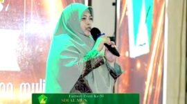 Kepala SDI Al-Munawwarah Pamekasan Ustadzah Dedeh Rosidah saat menyampaikan sambutan (KLIK MADURA).  