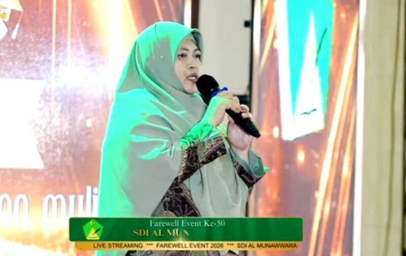 Kepala SDI Al-Munawwarah Pamekasan Ustadzah Dedeh Rosidah saat menyampaikan sambutan (KLIK MADURA).  