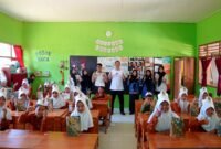 Kepala Kantor Imigrasi Kelas II Non TPI Pamekasan Muttaqin foto bersama siswa dan murid SDN Panglegur 3 Pamekasan usai kegiatan. (KLIKMADURA)
