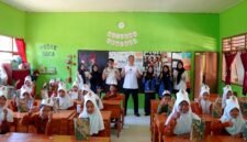 Kepala Kantor Imigrasi Kelas II Non TPI Pamekasan Muttaqin foto bersama siswa dan murid SDN Panglegur 3 Pamekasan usai kegiatan. (KLIKMADURA)