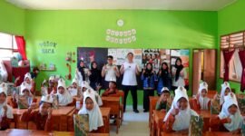 Kepala Kantor Imigrasi Kelas II Non TPI Pamekasan Muttaqin foto bersama siswa dan murid SDN Panglegur 3 Pamekasan usai kegiatan. (KLIKMADURA)