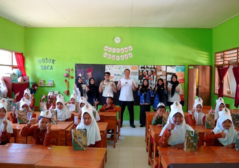 Kepala Kantor Imigrasi Kelas II Non TPI Pamekasan Muttaqin foto bersama siswa dan murid SDN Panglegur 3 Pamekasan usai kegiatan. (KLIKMADURA)