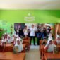 Kepala Kantor Imigrasi Kelas II Non TPI Pamekasan Muttaqin foto bersama siswa dan murid SDN Panglegur 3 Pamekasan usai kegiatan. (KLIKMADURA)