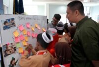 Kepala Kantor Imigrasi Kelas II Non TPI Pamekasan Muttaqin menemani siswa-siswi SDN Panglegur 3 saat melakukan office tour. (ISTIMEWA)