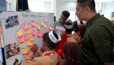 Kepala Kantor Imigrasi Kelas II Non TPI Pamekasan Muttaqin menemani siswa-siswi SDN Panglegur 3 saat melakukan office tour. (ISTIMEWA)